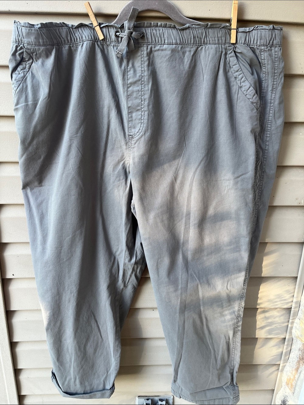 Women’s Sonoma mid rise capris khaki green